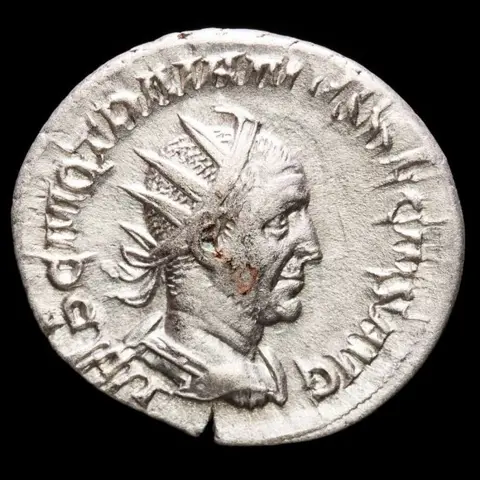 Romeinse Rijk. Trajan Decius (AD 249-251). AR Antoninianus,Rome - DACIA. Dacia, wearing long robes.