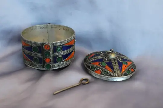 Handgemaakte Vintage zilveren geëmailleerde Berber Pin armband en Trinket Box-Jewerly Box (1) - Emaille, Zilver - Tribaal - Folk Art - Algerije of Marokko - Eind 20e eeuw