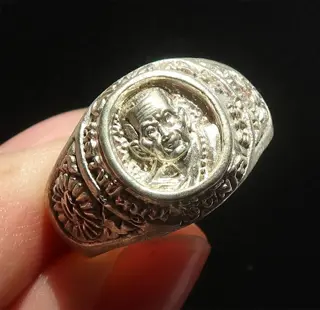 Boeddhistische ring van kracht en meditatie versierd met een eerbiedwaardige monnik - Zilver metaal - Bescherming en wijsheid - Azië - 21e eeuw