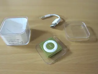 1 Apple Shuffle Model A1373 - Ipod - In originele verpakking