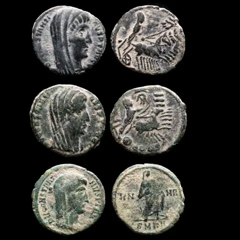 Romeinse Rijk. Kavel bestaande uit drie (3) Æ halve Folles (postuum geslagen) van Divus Constantine I, died AD 337,Emperor driving galloping quadriga, manus Dei reaching down from above (2) and Veneranda Memoria.