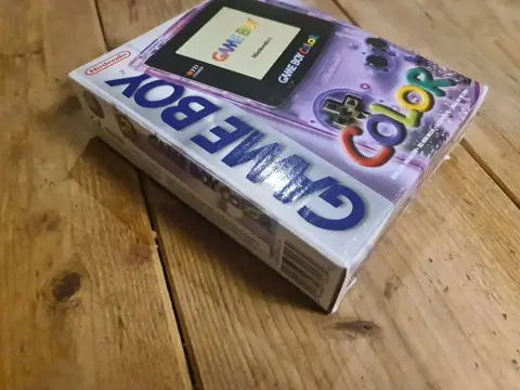 Original Gameboy Color Atomic Purple Edition - Complete with insert, manuals Sealed on 1 side, - Console - In originele verpakking