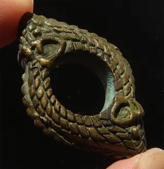 Boeddhistische kloosterkracht- en meditatiering versierd met naga's - Brons, Spirituele kracht en meditatiehulp - Azië - Eind 20e eeuw