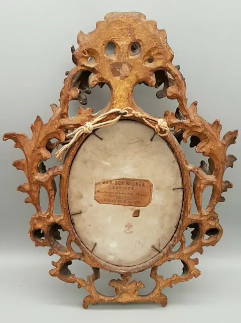 after Élisabeth Louise Vigée Le Brun - Miniatuur portret (1) - Porselein - 19e eeuw