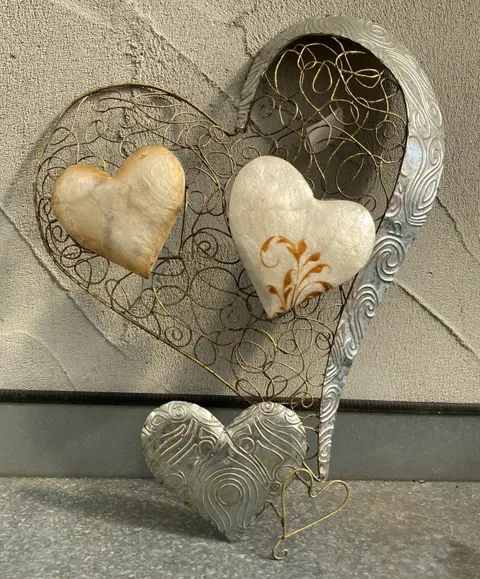 WAND ORNAMENT HEART WITH HEARTS MET PARELMOER 47 cm