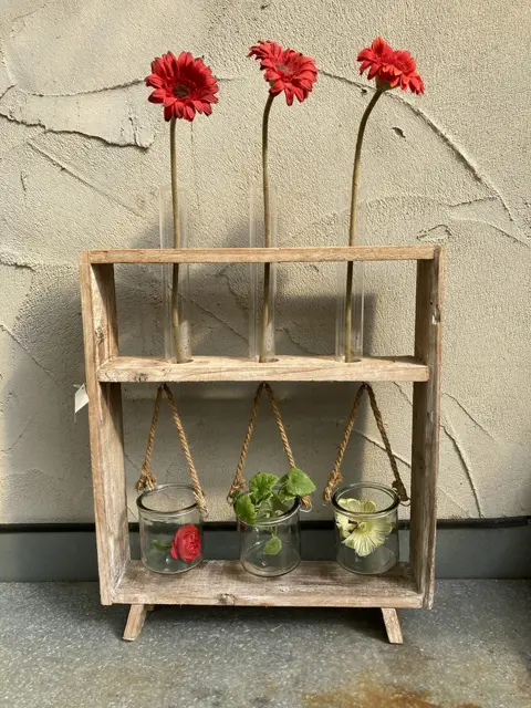 WOODEN FRAME MET REAGEERBUISJES EN HANG POTJES