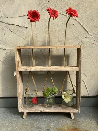 WOODEN FRAME MET REAGEERBUISJES EN HANG POTJES