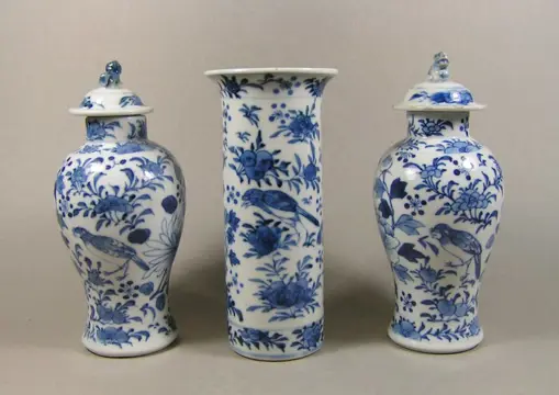 Set van drie vazen (5) - Blauw en wit - Porselein - Pioenroos, Prunus, Vogel, Chrysant - A three-piece garniture (so called 'kaststelletje') of Kangxi-marked blue and white vases - China - 19e eeuw