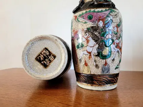 2 antieke Nanking China vazen, 19e eeuw. (2) - Porselein - China - 19e - 20e eeuw