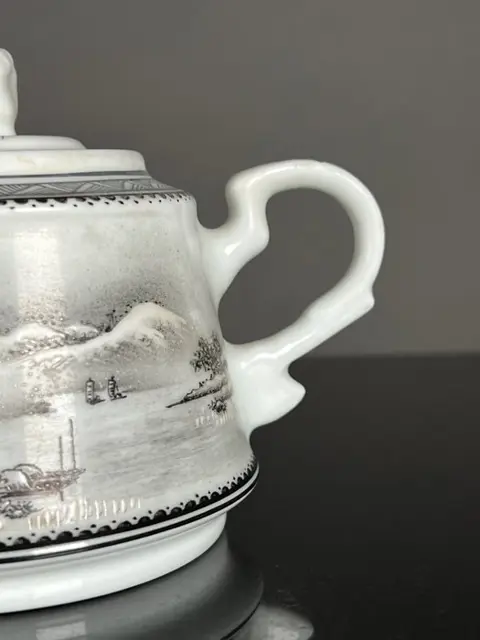 Theepot (1) - Familie rose - Porselein - teapotdepicting“snowing scene” - China - 20e eeuw