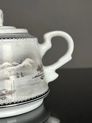 Theepot (1) - Familie rose - Porselein - teapotdepicting“snowing scene” - China - 20e eeuw