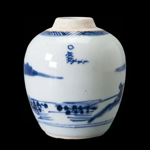 Theebusje (1) - Blauw en wit - Porselein - Visser in rivierlandschap met bergen - China - Kangxi (1662-1722)