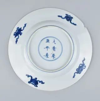 EEN CHINEES BLAUW EN WIT BORD VERSIERD MET EEN GELEERDE. KANGXI MARK EN VAN DE PERIODE - Porselein - China - Kangxi (1662-1722)