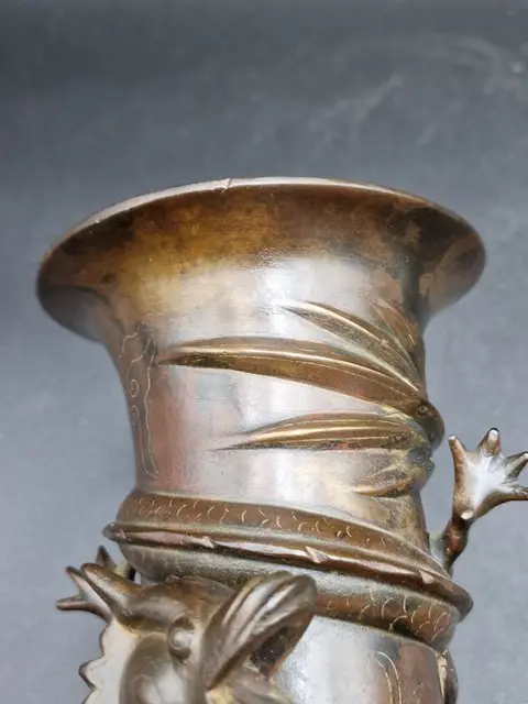 Een oude bronzen drakenvaas. (1) - Brons - China - 19e - 20e eeuw