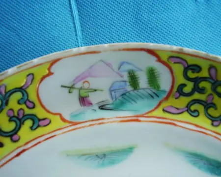 Bord, Schotel (1) - Famille jaune, Kanton - Porselein - China - 19e eeuw