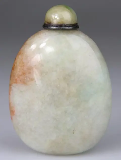 Snuiftabak-fles - Jade, Jadeite, Roest - China - Qing Dynastie (1644-1911)