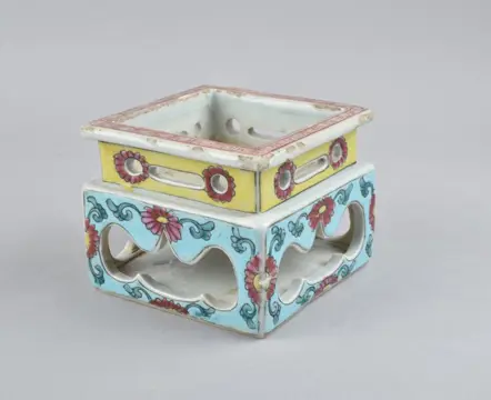 EEN CHINESE FAMILIE ROSE STANDAARD VOOR VIERKANTE VAAS - Porselein - China - Yongzheng (1723-1735)