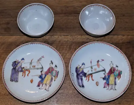 Paar kopjes en schoteltjes mandarijndecor China Qianlong, 18de Eeuw (4) - Porselein - China - 18e eeuw