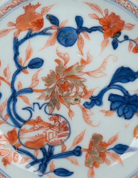 Schotel - Porselein - Chinese - Landscape in Pomegranate, lotus and peaches - Underglaze blue with overglaze red and gold! - China - Yongzheng (1723-1735)
