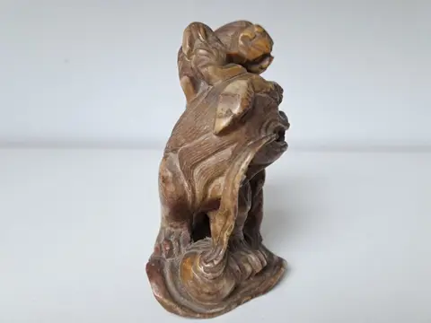 Chinees Speksteen Beeldhouwwerk van een Foo Leeuw - Speksteen - China - 19e - 20e eeuw