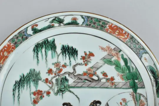 EEN GROTE CHINESE FAMILLE VERTE SCHOTEL VERSIERD MET FIGUREN - Porselein - China - Kangxi (1662-1722)