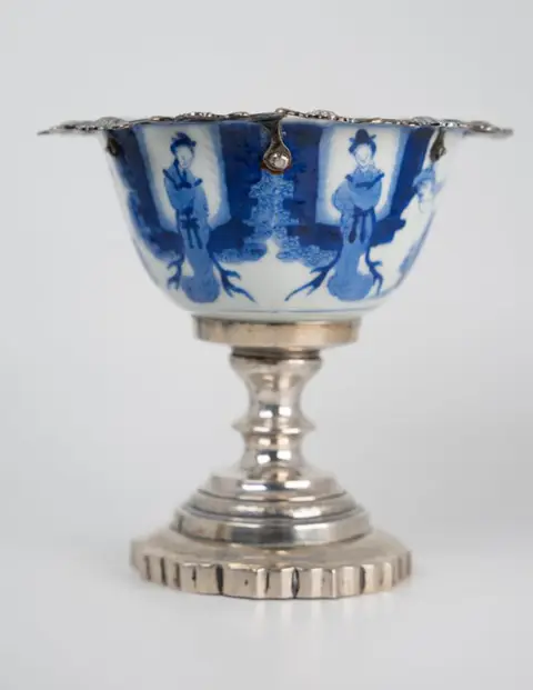 Schaal/kom - Porselein - 4 women near a pavilion amidst winter trees and rocks - China - Kangxi (1662-1722)