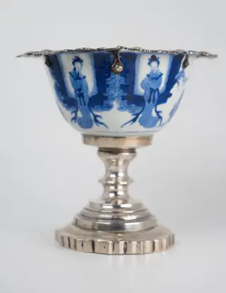 Schaal/kom - Porselein - 4 women near a pavilion amidst winter trees and rocks - China - Kangxi (1662-1722)