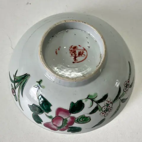 Kommen en Schotels (5) - Familie rose - Porselein - China - 19e - 20e eeuw