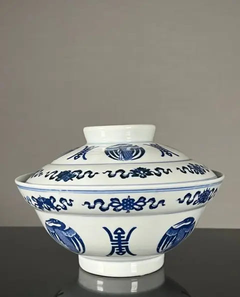 Schaal/kom, Stam kom (1) - Blauw en wit - Porselein - Large Bowl and cover D. 19 cm - China - Begin 20e eeuw
