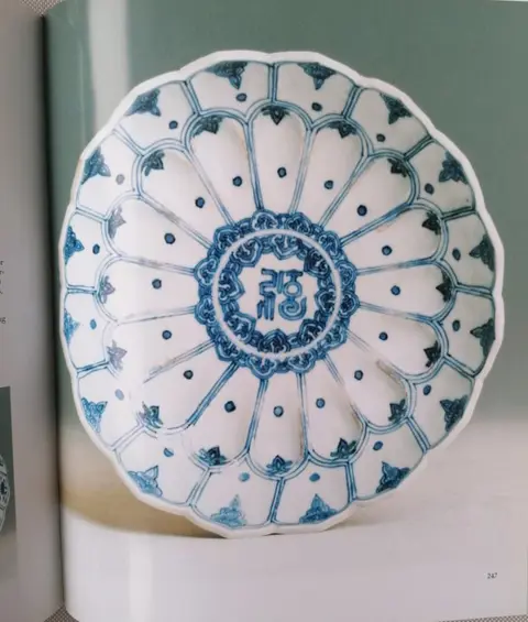 Plaatjesboek (1) - Papier - Chinese ceramic treasures", in selection from Ulricehamn's Östasiatiska Museum, including Dr. Carl K - Zweden - 20e eeuw