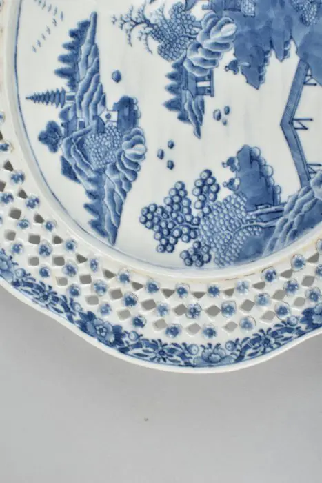 EEN CHINESE BLAUW EN WITTE MAND EN TRIBUNE - Porselein - China - Qianlong (1736-1795)