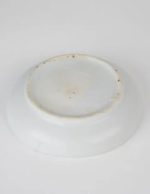 Ondiepe kom - Porselein - Monochrome white crackled glaze - China - 17e eeuw