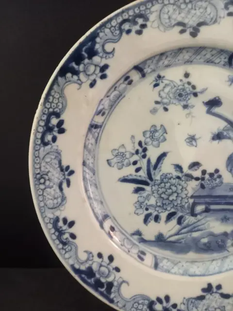 Schotel, periode achttiende eeuw - Blauw en wit - Porselein - bloemen, bijen, tafeltje met vaas - China - Qing-dynastie, late Yongzheng (雍正) tot vroege Qianlong (乾隆) periode (1736-1795)