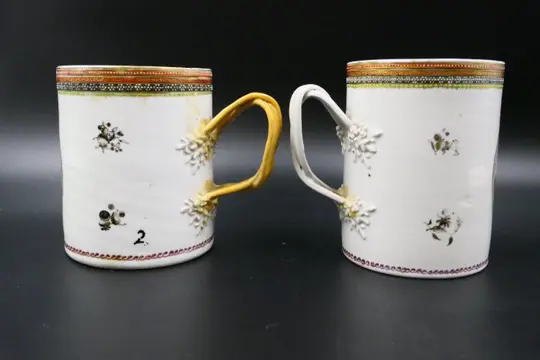 Cups (2) - Chinese export - Porselein - Chinese exported mugs, with ink painted harbour scene - China - 18e - 19e eeuw