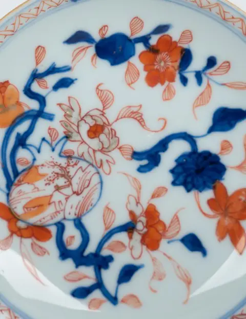Schotel - Porselein - Chinese - Landscape in Pomegranate, lotus and peaches - Underglaze blue with overglaze red and gold! - China - Yongzheng (1723-1735)