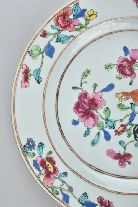 EEN FIJN CHINEES FAMILLE ROSE BORD VERSIERD MET EEN HAAN - Porselein - China - Yongzheng (1723-1735)