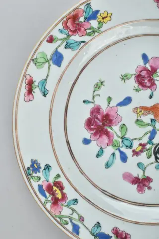 EEN FIJN CHINEES FAMILLE ROSE BORD VERSIERD MET EEN HAAN - Porselein - China - Yongzheng (1723-1735)