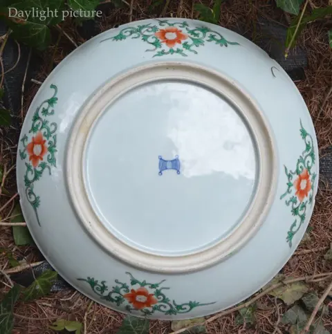 Een grote Chinese 'Warriors' ondiepe kom (oplader) - GEEN RESERVE PRIJS - Familie verte - Porselein - Krijgers, paarden, wapens, boeddhistische symbolen, bloemen, bloemtakken - China - Waarschijnlijk 20e eeuw