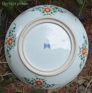 Een grote Chinese 'Warriors' ondiepe kom (oplader) - GEEN RESERVE PRIJS - Familie verte - Porselein - Krijgers, paarden, wapens, boeddhistische symbolen, bloemen, bloemtakken - China - Waarschijnlijk 20e eeuw