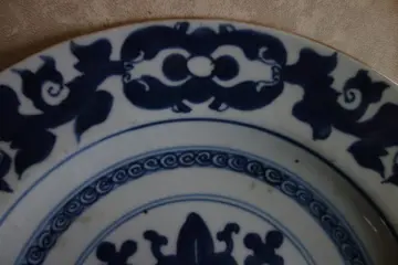 Borden (2) - Porselein - Bestemd voor de Europese markt (Croix Florencee) - China - Kangxi (1662-1722)