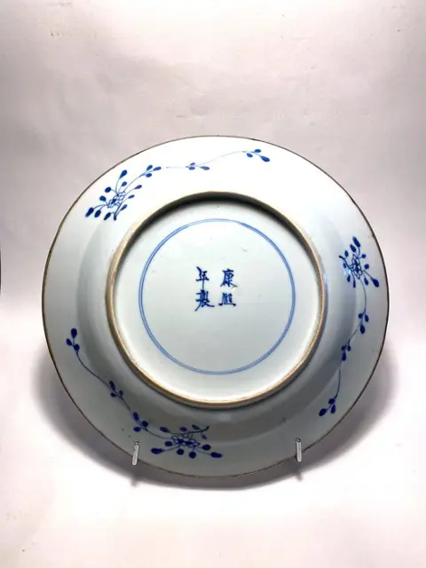Bord, Schotel (1) - Blauw en wit - Porselein - Bloemen, Lange Eliza - Plat chinois signé, au décor de fleurs et de femme "Long Eliza" - Cerclage en Argent - China - Guangxu (1875-1908)