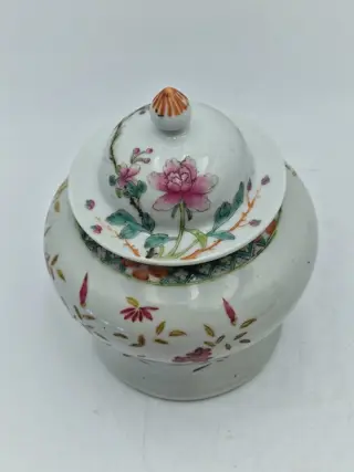 Pot en deksel (1) - Familie rose - Porselein - China - 19e eeuw