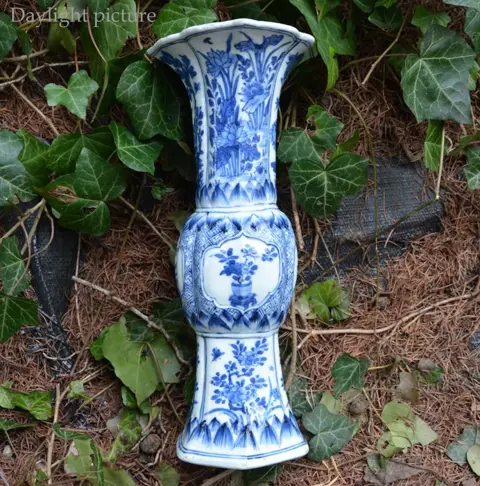 Een grote Chinese gegoten eivormige 'Flowers' vaas - Blauw en wit - Porselein - Bloemen, lotusblaadjes, prunus, chrysant - Trumpet vase - China - Begin 18e eeuw, Kangxi (1662-1722) periode