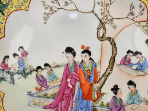 Grote schotel (1) - Porselein - Ladies in the garden (Famille Rose) - China - Midden 20e eeuw