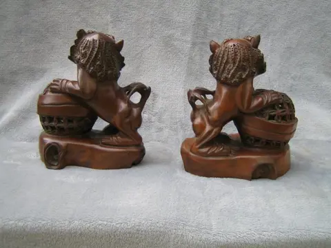 Standbeelden (2) - Buxushout - 'Ein geschnitztes Paar Löwen, Tempelwächter' - China - 19e - 20e eeuw