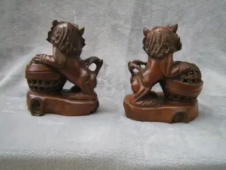 Standbeelden (2) - Buxushout - 'Ein geschnitztes Paar Löwen, Tempelwächter' - China - 19e - 20e eeuw