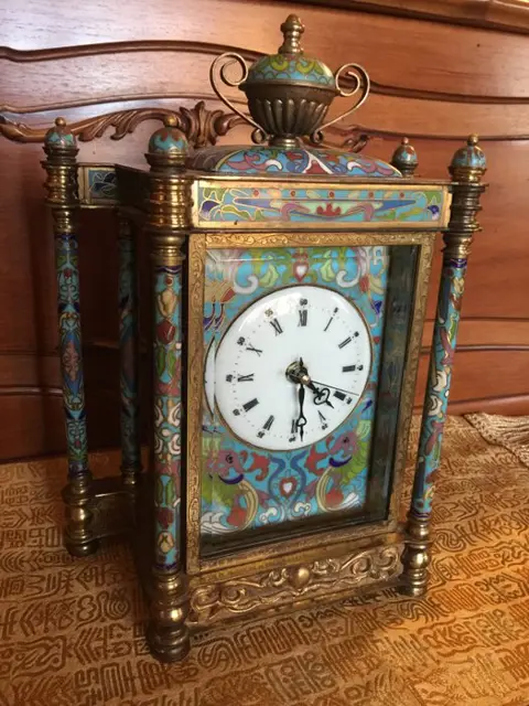 Tafelblad klok (1) - Verguld messing - Bloemen, Personages - China - Volksrepubliek China (1949 - heden)