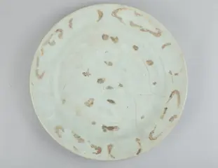 Een grote Binh Thuan scheepswrakschotel - Porselein - China - Ming Dynastie (1368-1644)