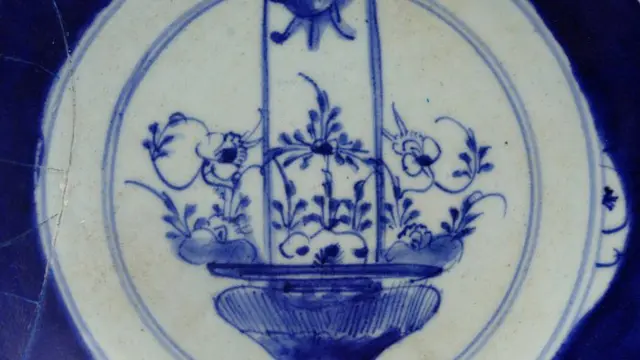 Swatow ovens bord met bloemenvaas decor - Porselein - China - Ming Dynastie (1368-1644)