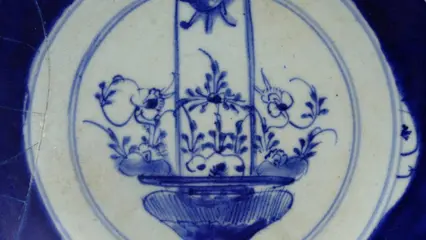 Swatow ovens bord met bloemenvaas decor - Porselein - China - Ming Dynastie (1368-1644)